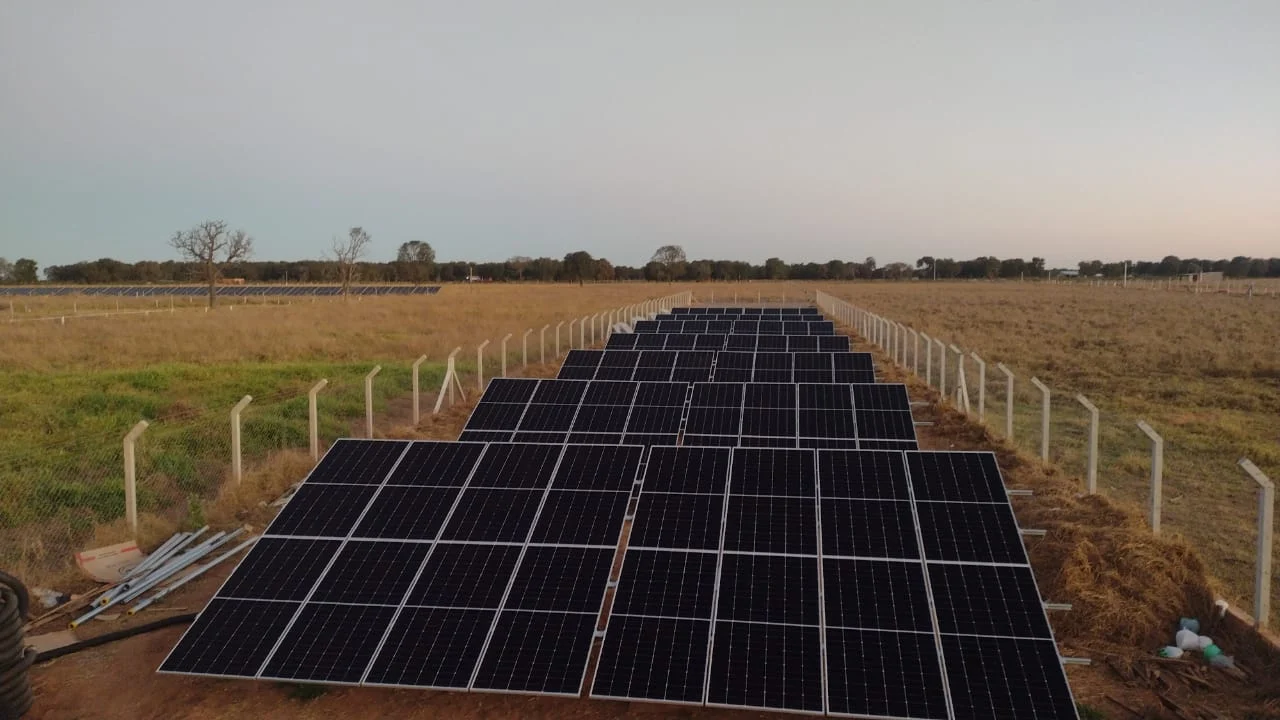 Usina fotovoltaica de solo instalada em área rural, com os módulos montados e cercados